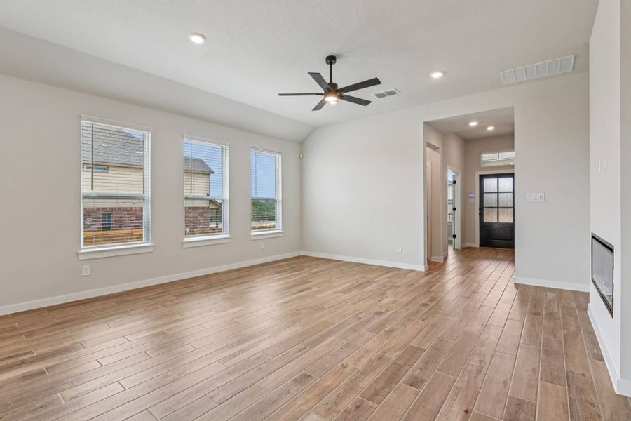 Spacious, unfurnished interior of a new home in Meyer Ranch, New Braunfels (Image 21).