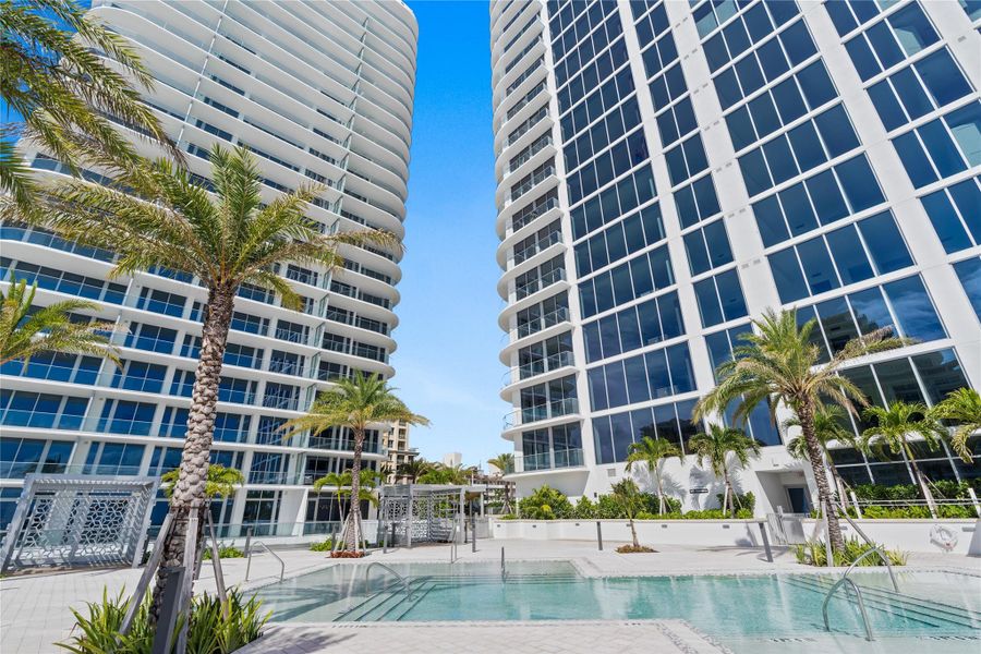 Condo located in Fort Lauderdale, FL showcasing its design and architecture (Image 4).