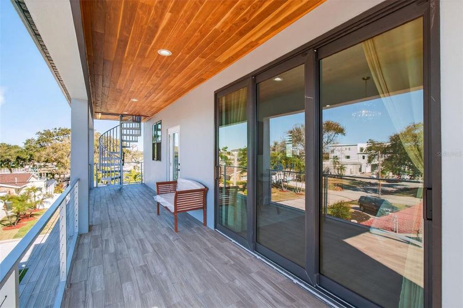 Exterior details and patio area of a home in , St. Petersburg (Image 32).