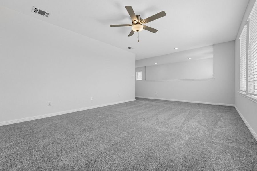 Spacious, unfurnished interior of a new home in Sunfield, Buda (Image 21).