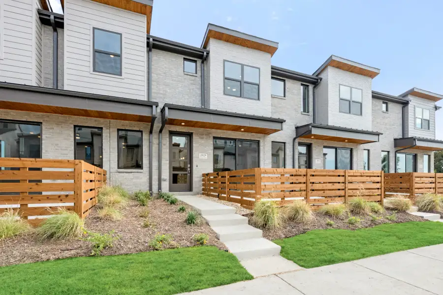 Exterior details and patio area of a home in Ten Mile Creek, Celina (Image 3).