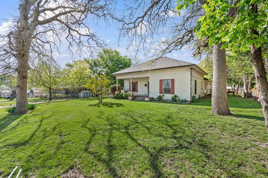 Exterior details and patio area of a home in , Weatherford (Image 13).