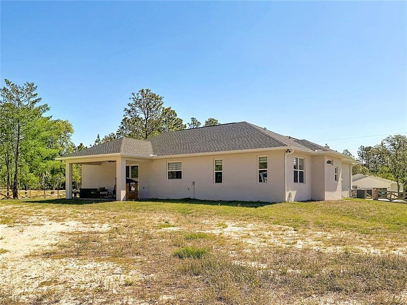 Exterior details and patio area of a home in , Dunnellon (Image 22).
