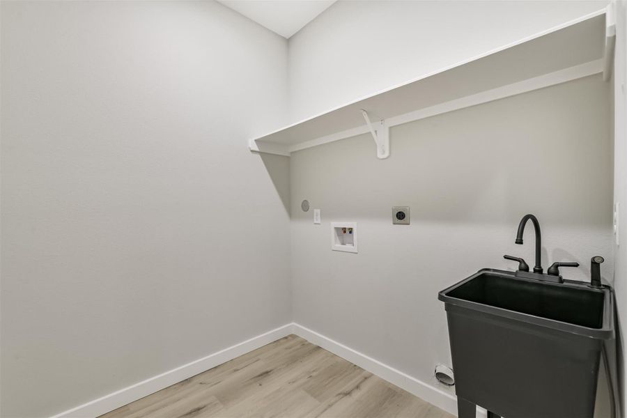 Spacious, unfurnished interior of a new home in , Hockley (Image 38).