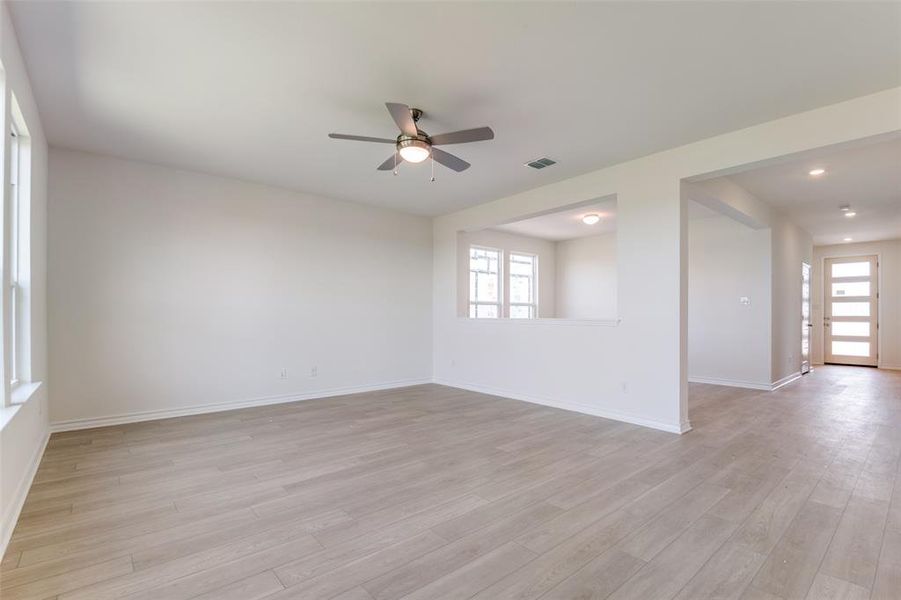 Spacious, unfurnished interior of a new home in Cottonwood Creek, Seagoville (Image 13). Spacious, unfurnished interior of a new home in Cottonwood Creek, Seagoville (Image 13).