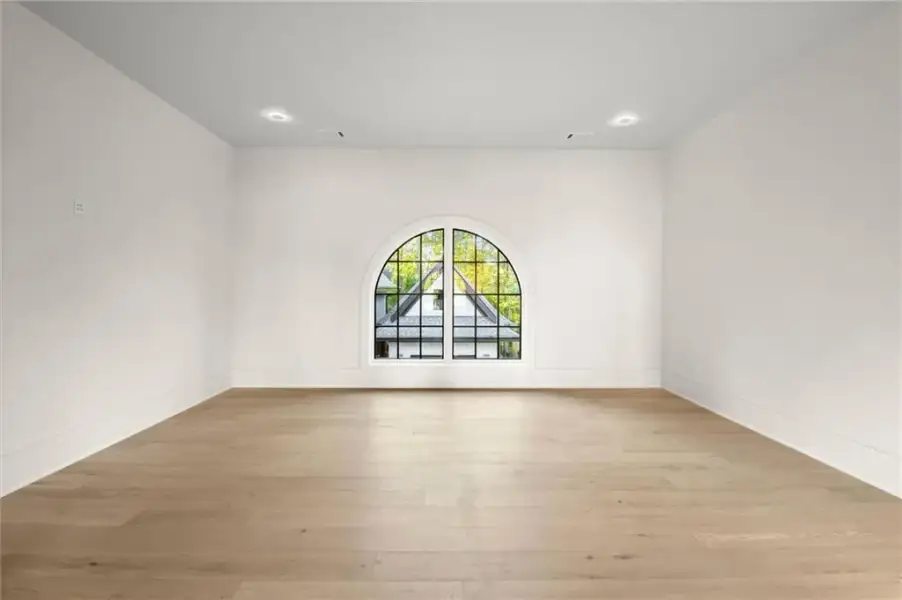 Spacious, unfurnished interior of a new home in , Alpharetta (Image 26).