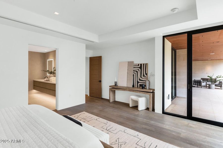 6587 N Palmeraie Blvd-large-023-026-6587