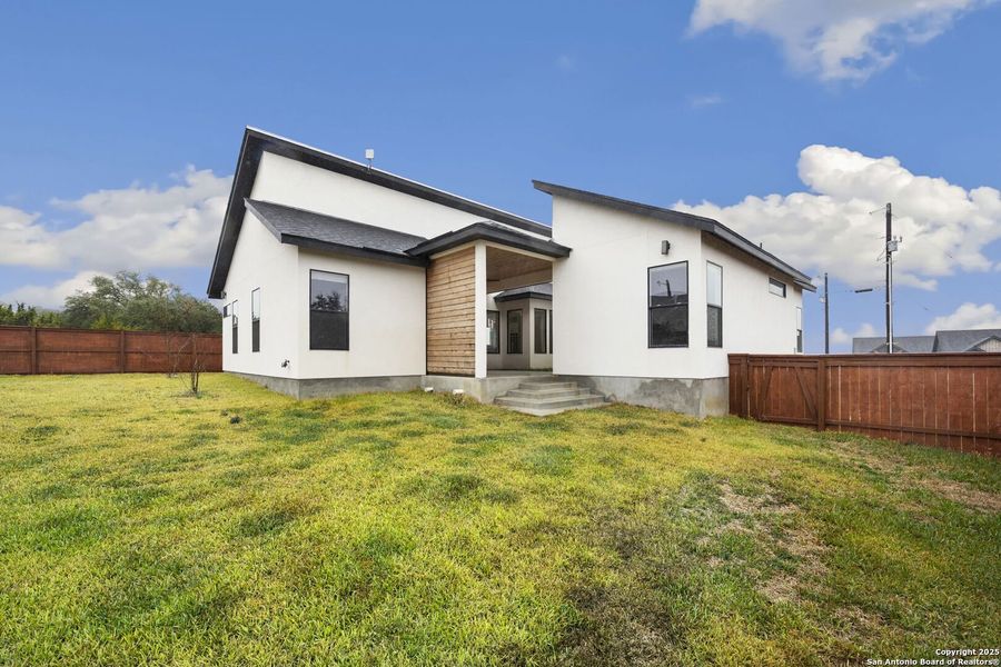Exterior details and patio area of a home in , Blanco (Image 3).
