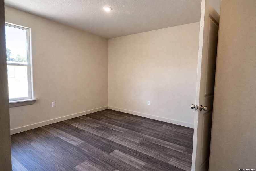 Spacious, unfurnished interior of a new home in , Floresville (Image 21).