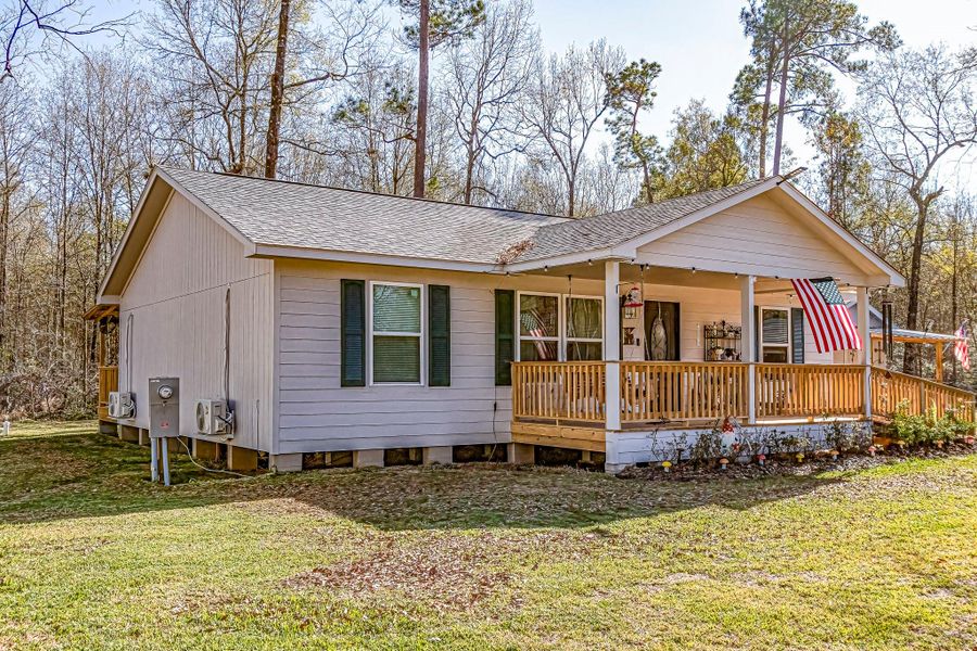 Exterior details and patio area of a home in , Livingston (Image 27).