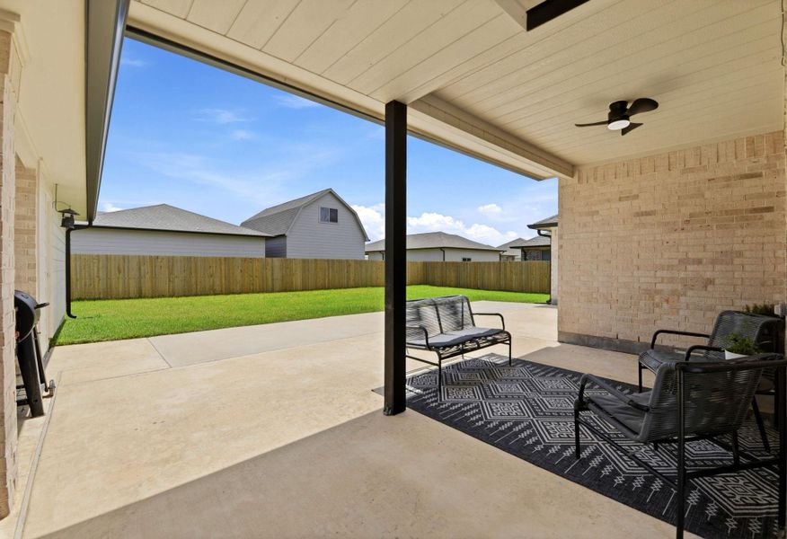 Exterior details and patio area of a home in Pedregal, Dickinson (Image 30).