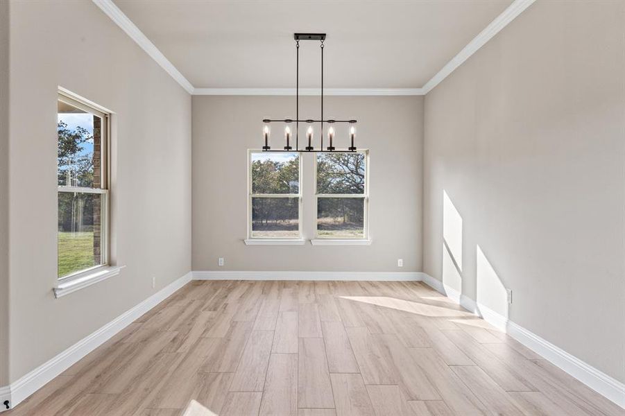 Large dining room with beautiful backyard views! Large dining room with beautiful backyard views!