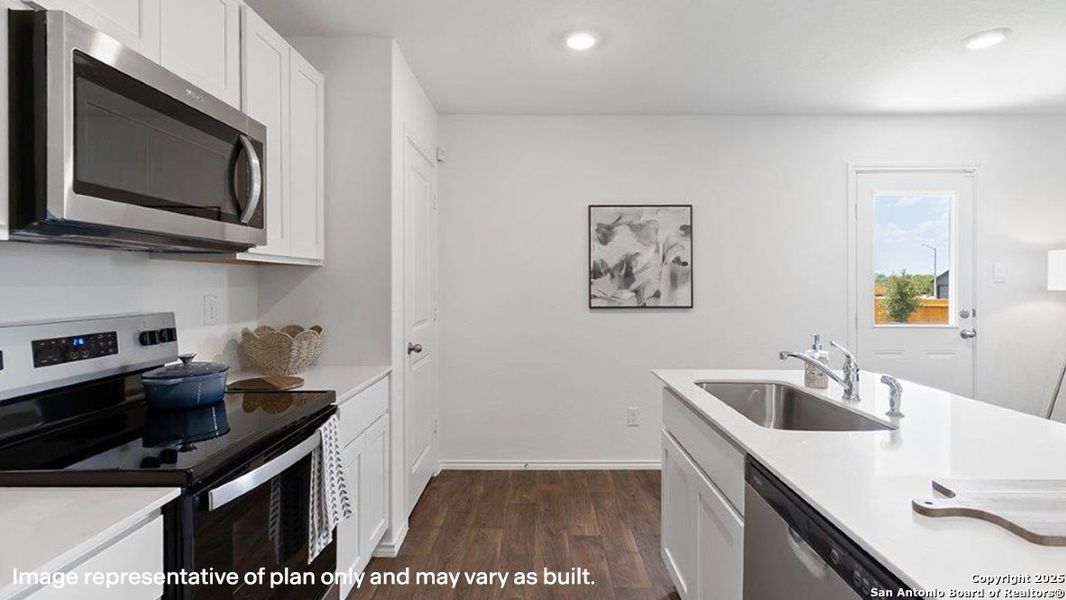 Furnished interior view inside a new home in Avenida, Converse (Image 5).