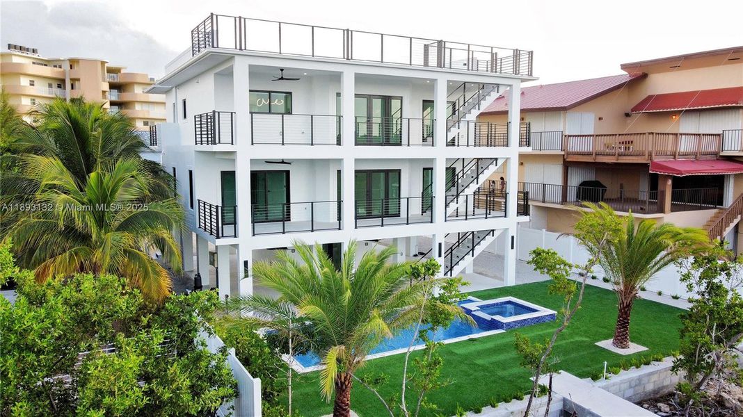 Exterior details and patio area of a home in , Tavernier (Image 24).