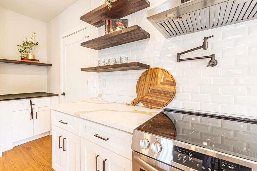 Furnished interior view inside a new home in , Dallas (Image 13).