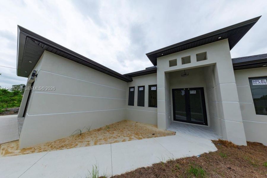 Exterior details and patio area of a home in , Lehigh Acres (Image 4).