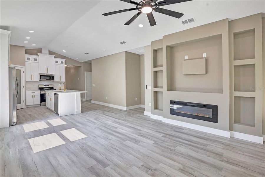 Spacious, unfurnished interior of a new home in , Winter Garden (Image 37).
