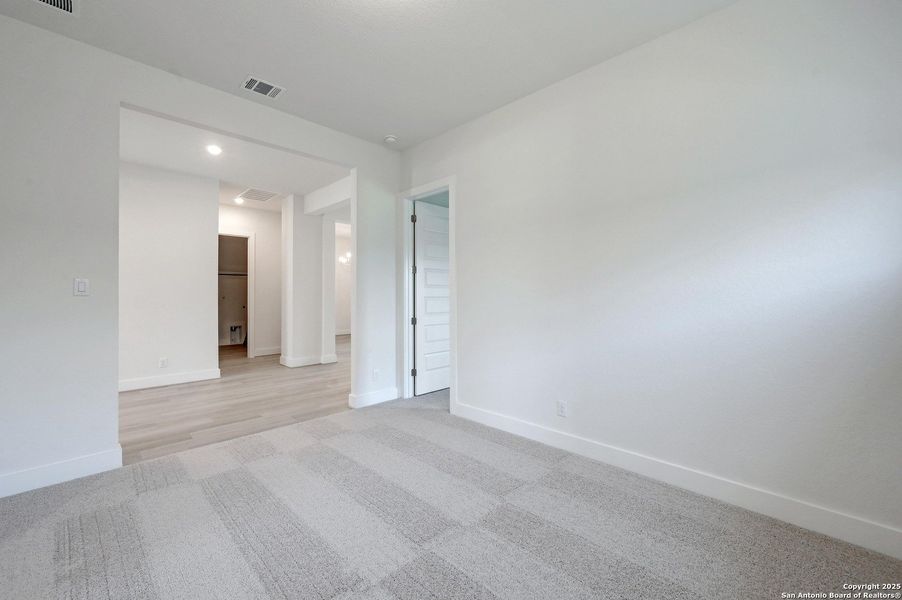 Spacious, unfurnished interior of a new home in The Grove at Vintage Oaks, New Braunfels (Image 23).