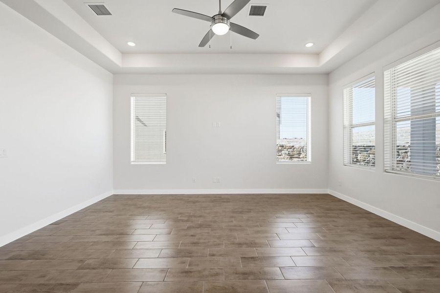 Spacious, unfurnished interior of a new home in Emerald Estates, El Paso (Image 19).