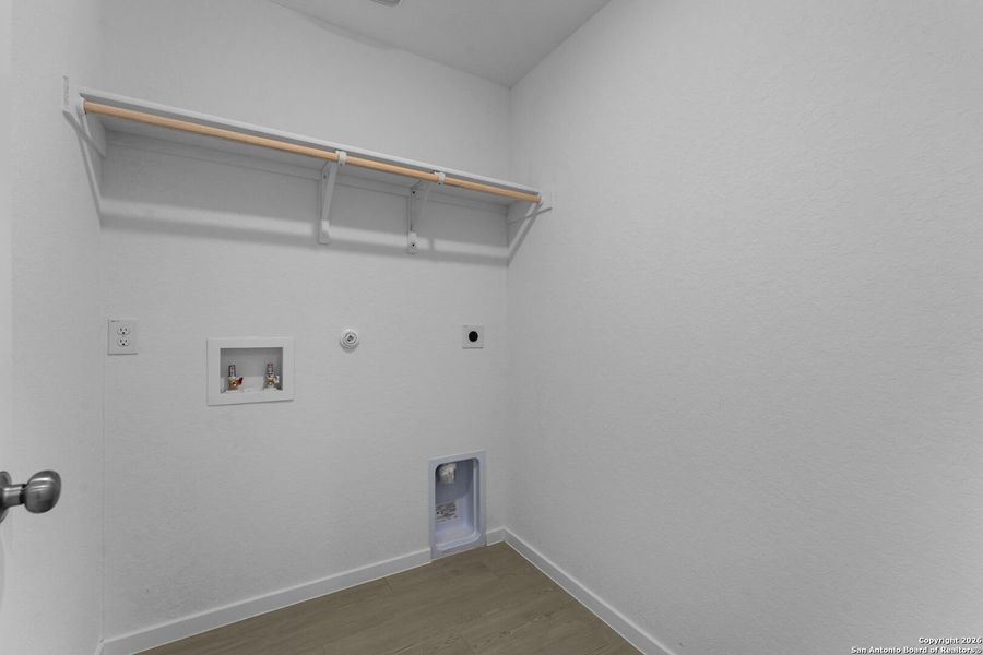 Spacious, unfurnished interior of a new home in Voss Farms, New Braunfels (Image 10).