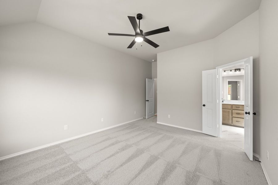 Spacious, unfurnished interior of a new home in Waterford Park, Weatherford (Image 19).