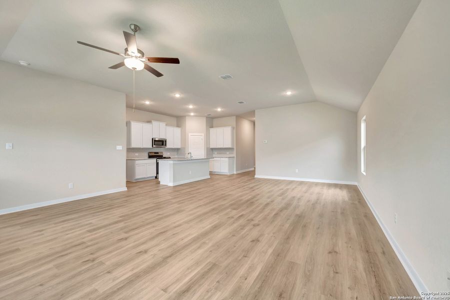 Spacious, unfurnished interior of a new home in Winding Brook, San Antonio (Image 19).