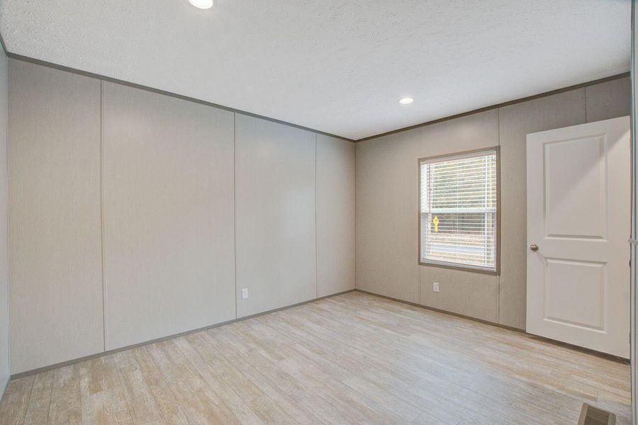 Spacious, unfurnished interior of a new home in , Walterboro (Image 27).