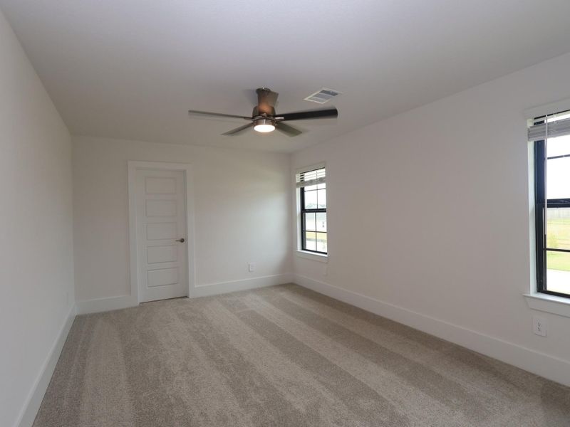 Spacious, unfurnished interior of a new home in Lone Star Landing, Montgomery (Image 17).