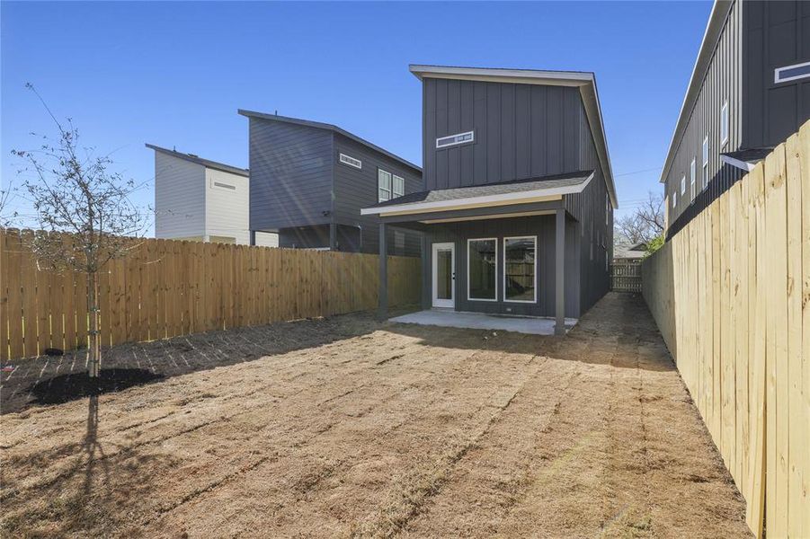 Exterior details and patio area of a home in , Dallas (Image 4).