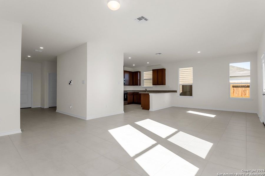 Spacious, unfurnished interior of a new home in Spanish Trails, San Antonio (Image 20).