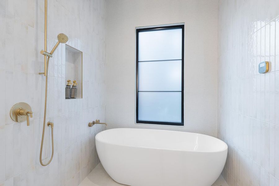 Soaking tub and steam functions Soaking tub and steam functions