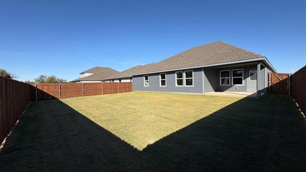 Exterior details and patio area of a home in Sandstone Estates, Granbury (Image 20).