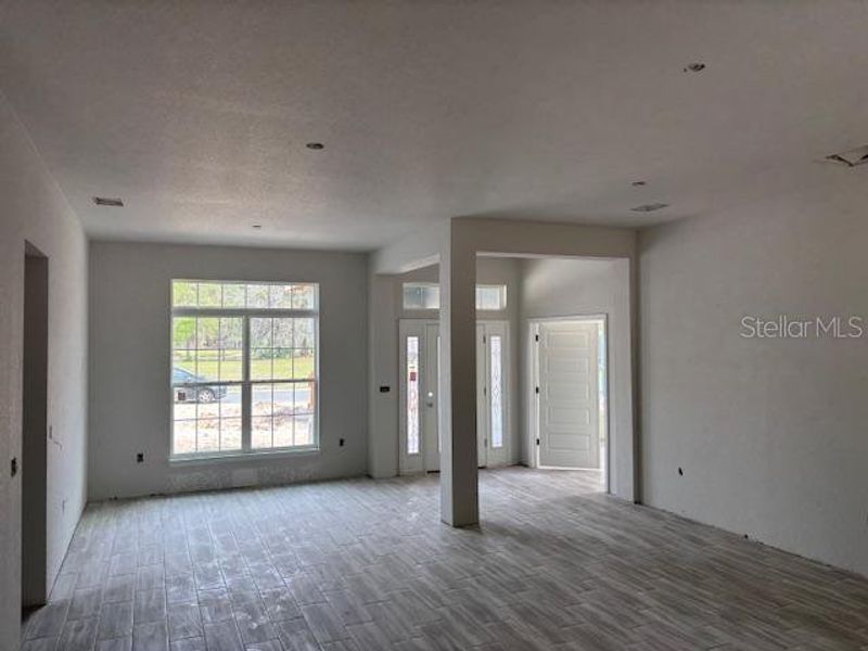 Spacious, unfurnished interior of a new home in Juliette Falls, Dunnellon (Image 7).