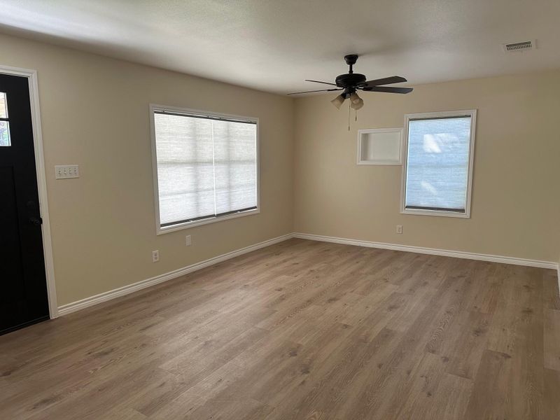 Spacious, unfurnished interior of a new home in , La Grange (Image 11).