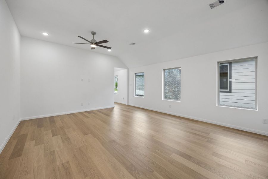 Spacious, unfurnished interior of a new home in Riviera Pines, Huffman (Image 19).