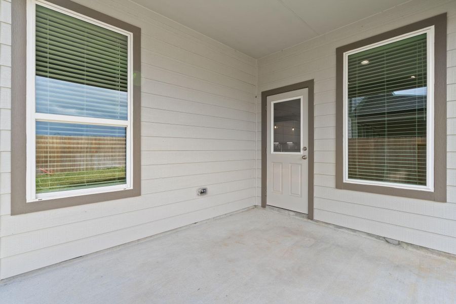 Exterior details and patio area of a home in Huntington Place, Rosharon (Image 4). Exterior details and patio area of a home in Huntington Place, Rosharon (Image 4).