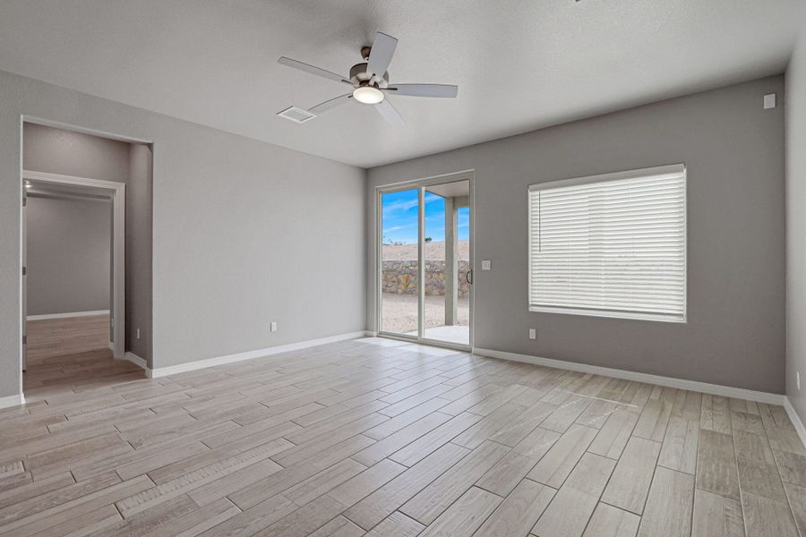 Spacious, unfurnished interior of a new home in Emerald Estates, Horizon City (Image 16).