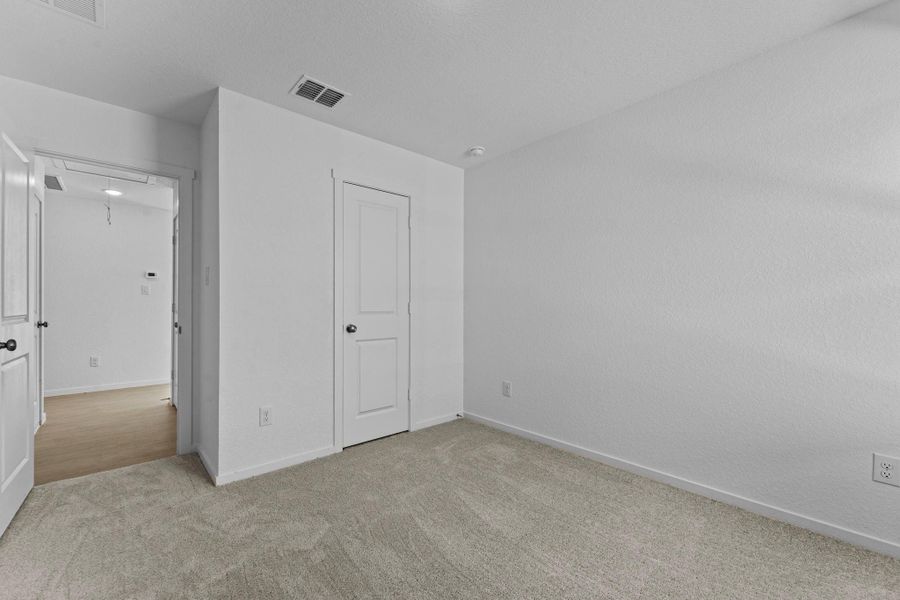 Spacious, unfurnished interior of a new home in Friendship Oaks, Fredericksburg (Image 11).