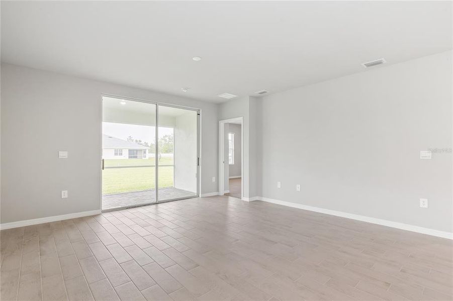 Spacious, unfurnished interior of a new home in Heritage Lake Park, Punta Gorda (Image 19).