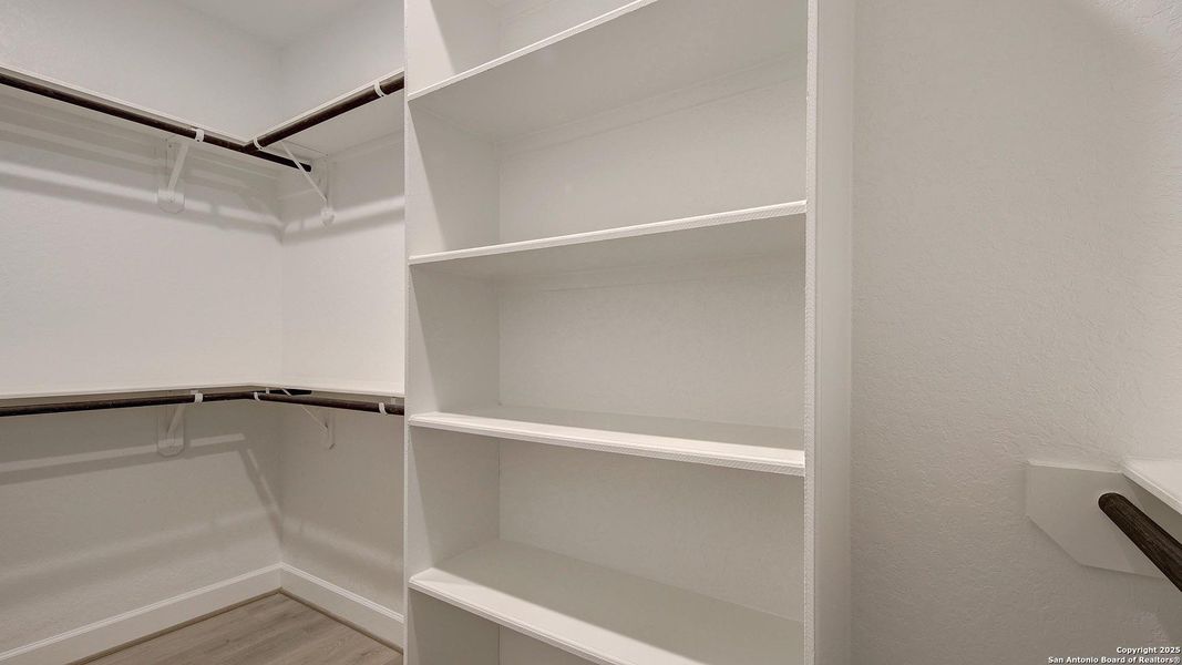 Spacious, unfurnished interior of a new home in Stevens Ranch 55', San Antonio (Image 20).