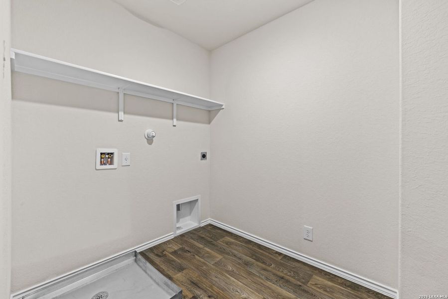 Spacious, unfurnished interior of a new home in Redbird Ranch, San Antonio (Image 21).