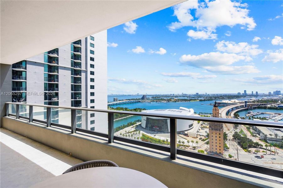 Condo located in Miami, FL showcasing its design and architecture (Image 4).