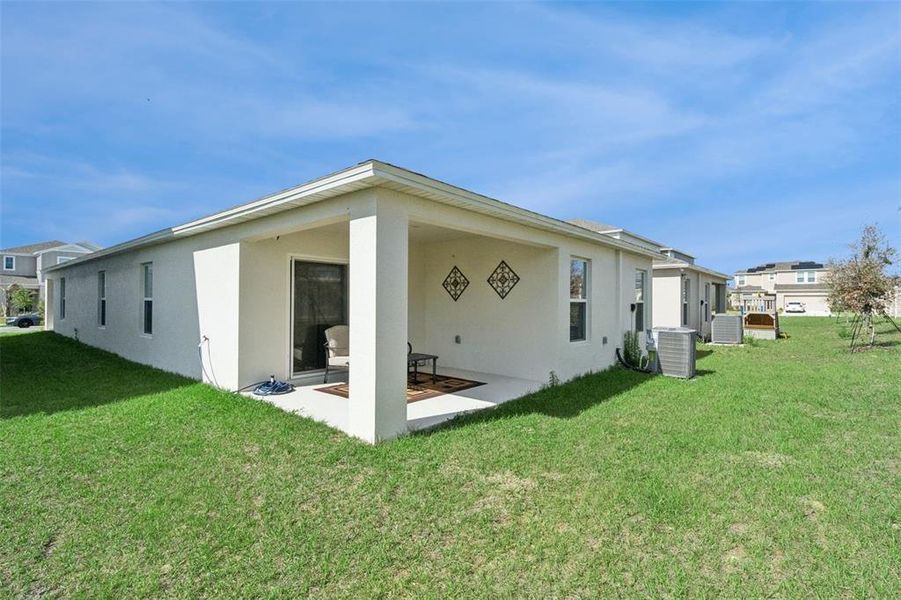 Exterior details and patio area of a home in , Haines City (Image 3).