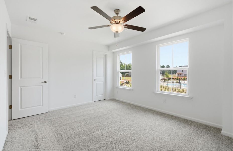 Spacious, unfurnished interior of a new home in Briarwood Reserve, Spartanburg (Image 13).