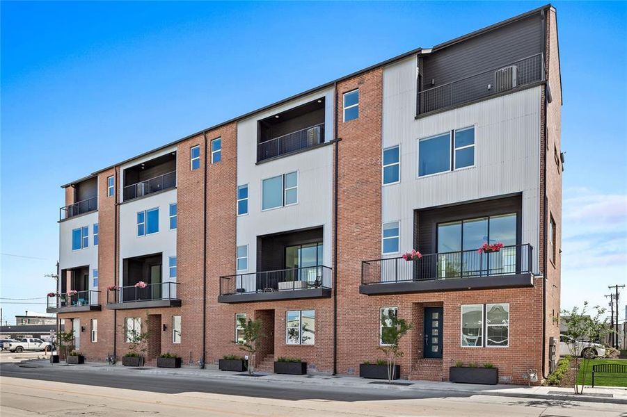 Condo located in Fort Worth, TX showcasing its design and architecture (Image 5).