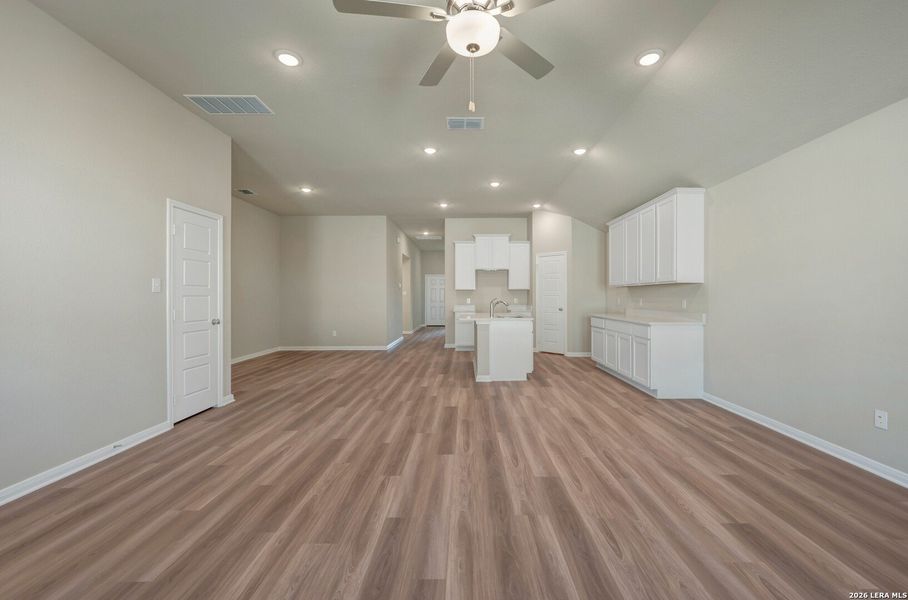 Spacious, unfurnished interior of a new home in Hunters Ranch, San Antonio (Image 34).