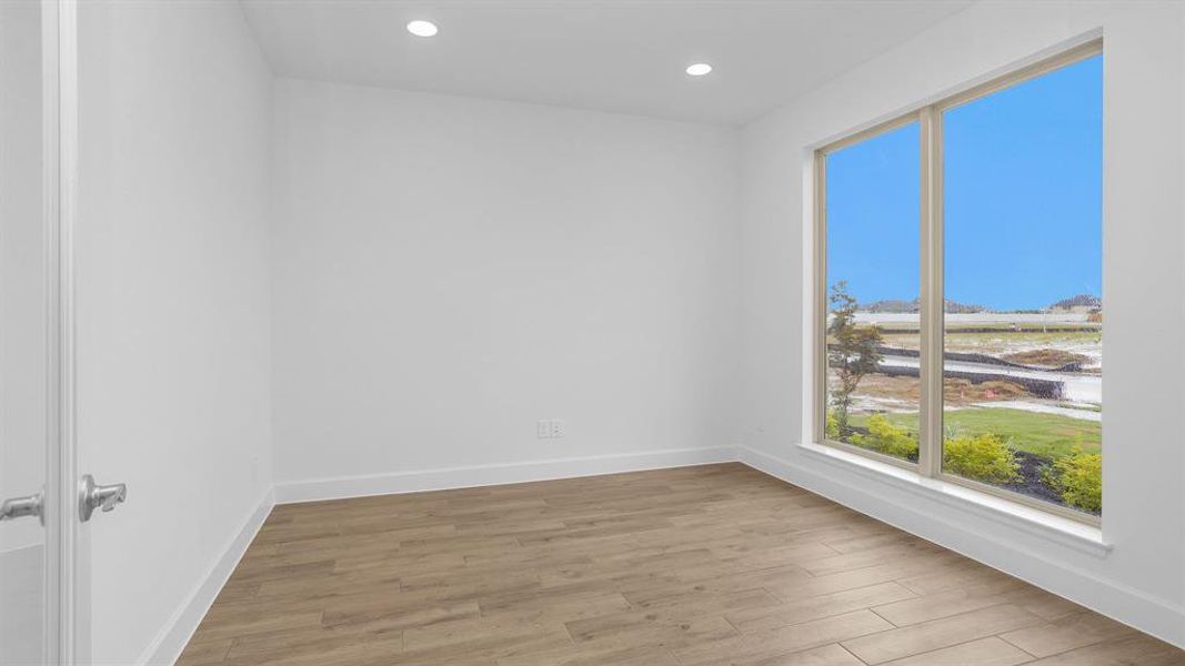 Spacious, unfurnished interior of a new home in Valencia 70', Manvel (Image 15).