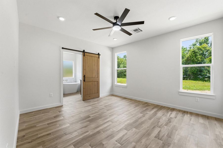 Spacious, unfurnished interior of a new home in , Conroe (Image 20).