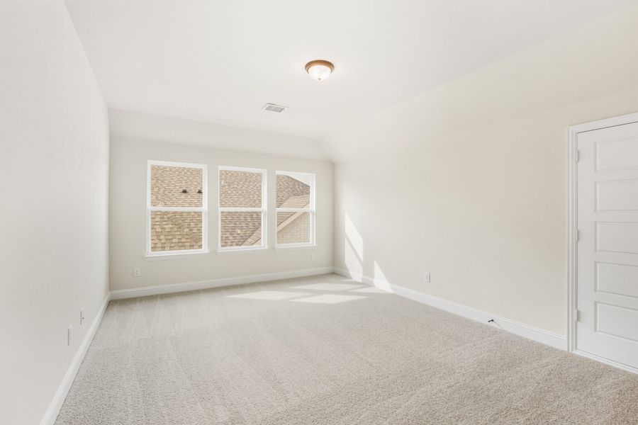 Spacious, unfurnished interior of a new home in Edgewater, Fate (Image 43).