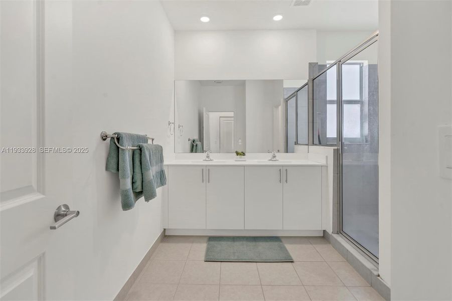 Furnished interior view inside a new home in , Coral Springs (Image 8).